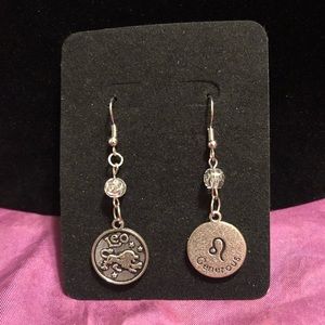 ZODIAC CHARM EARRINGS LEO GENEROUS